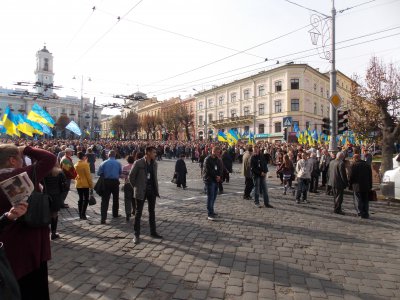 Тисячі буковинців зібралися на Центральній площі