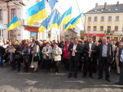 Тисячі буковинців зібралися на Центральній площі