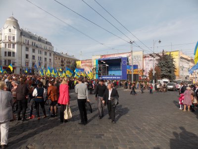 Тисячі буковинців зібралися на Центральній площі