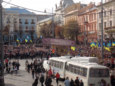 Тисячі буковинців зібралися на Центральній площі