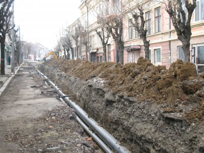 Вулицю Б.Хмельницького далі розкопують