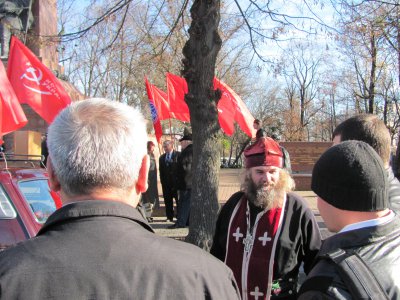 У Чернівцях з музикою і священиком відзначили річницю жовтневої революції