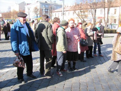 У Чернівцях з музикою і священиком відзначили річницю жовтневої революції