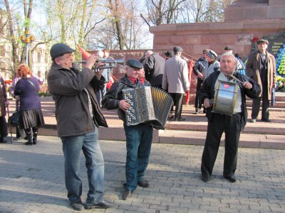 У Чернівцях з музикою і священиком відзначили річницю жовтневої революції