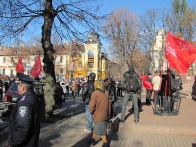 У Чернівцях з музикою і священиком відзначили річницю жовтневої революції