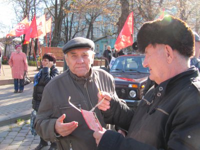 У Чернівцях з музикою і священиком відзначили річницю жовтневої революції