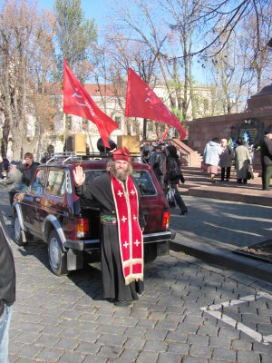 У Чернівцях з музикою і священиком відзначили річницю жовтневої революції