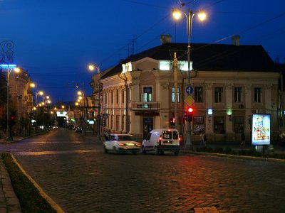 На Центральній площі Чернівців помер чоловік