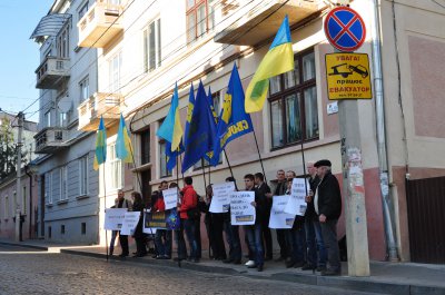 "Свободівці" пікетували консульство Румунії в Чернівцях