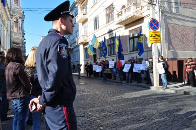 "Свободівці" пікетували консульство Румунії в Чернівцях