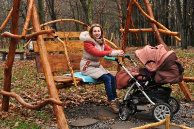 Гноми і гойдалки з'явилися в чернівецькому парку