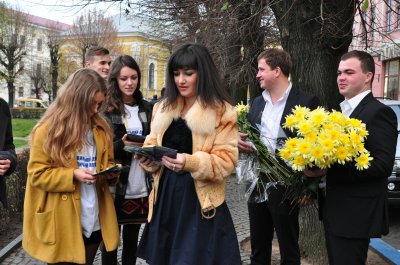 Студенти роздавали квіти перехожим до Дня вітань