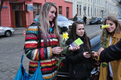 Студенти роздавали квіти перехожим до Дня вітань