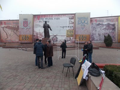 На Центральній площі вже збираються люди на мітинг