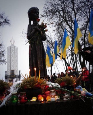 У Києві на роковини Голодомору запалили 10 000 свічок
