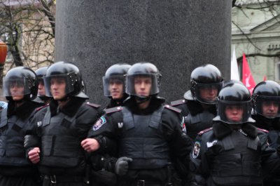 На Євромайдані міліція відтіснила людей і встановила паркан