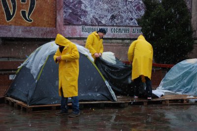 Cтуденти мерзнуть на Центральній площі, але не розходяться