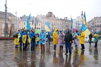 Cтуденти мерзнуть на Центральній площі, але не розходяться