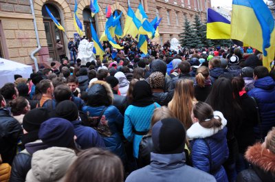 Півтисячі студентів під ОДА вимагають Папієва