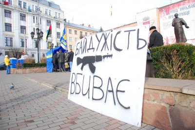 Євромайдан у Чернівцях не припиняється, тепер вимагаємо відставки уряду, - активіст