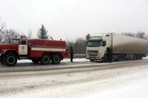 На трасі Житомир-Чернівці витягали вантажівки із заметів