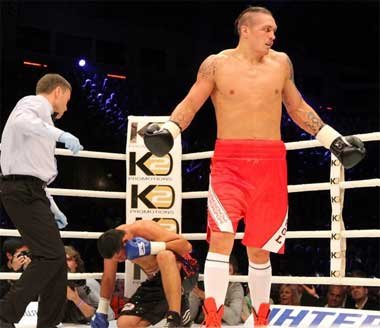 Олександр Усик достроково переміг у своєму другому професійному бою