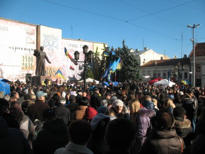 У Чернівцях розпочався мітинг - прийшли понад дві тисячі людей