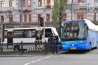 Всеукраїнське віче в Києві: розбиті вікна, штурмовики та оголошення революції