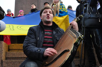 Всеукраїнське віче в Києві: розбиті вікна, штурмовики та оголошення революції