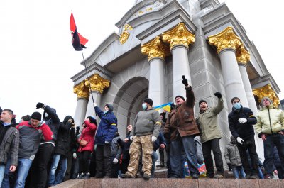 Всеукраїнське віче в Києві: розбиті вікна, штурмовики та оголошення революції