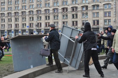 Всеукраїнське віче в Києві: розбиті вікна, штурмовики та оголошення революції