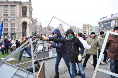 Всеукраїнське віче в Києві: розбиті вікна, штурмовики та оголошення революції