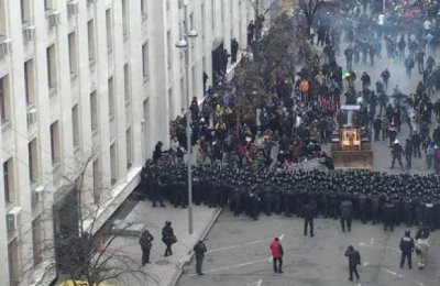 Невідомі закидують "Беркут" петардами та камінням (відео)