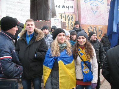 Студентcькі колони у Чернівцях перекривають рух вулицями і збираються на мітинг