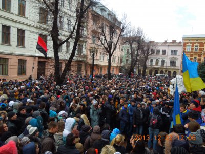 Студенти у Чернівцях заблокували ОДА, вимагають сесію облради
