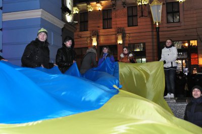 На чернівецькому Євромайдані розпалили вогні і кличуть у Київ
