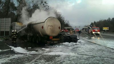 Під Києвом у ДТП з бензовозом горіло 5 авто