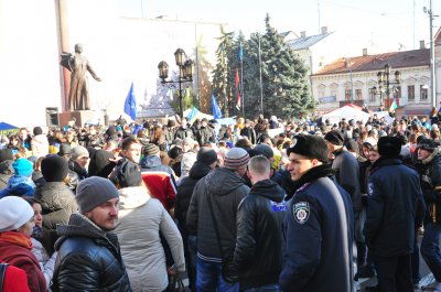 На Центральній площі у Чернівцях мітингує майже дві тисячі людей