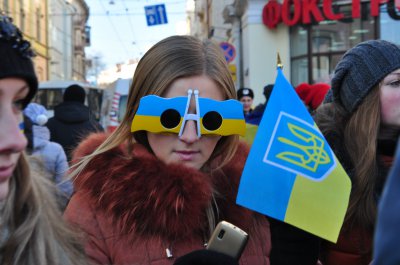 На Центральній площі у Чернівцях мітингує майже дві тисячі людей