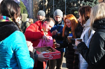 На Центральній площі у Чернівцях мітингує майже дві тисячі людей