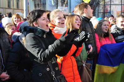 На Центральній площі у Чернівцях мітингує майже дві тисячі людей