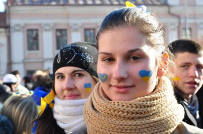 На Центральній площі у Чернівцях мітингує майже дві тисячі людей