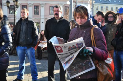 На Центральній площі у Чернівцях мітингує майже дві тисячі людей