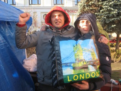 Мітингувальникам у Чернівцях допомагають і грошима, і консервами, і навіть курми