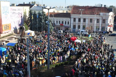 На Центральній площі у Чернівцях мітингує майже дві тисячі людей