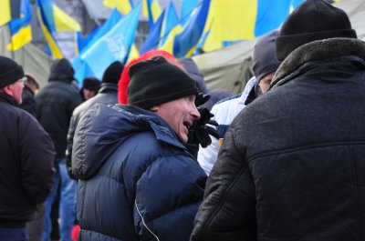 На антимайдані люди стоять за огорожею і не можуть вийти, бо їх не випускають