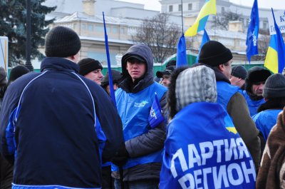 На антимайдані люди стоять за огорожею і не можуть вийти, бо їх не випускають