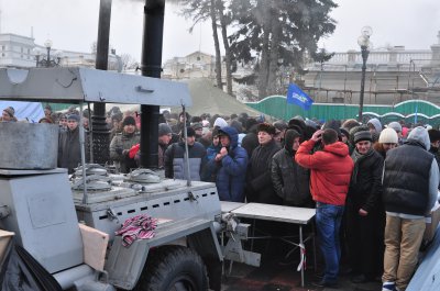 На антимайдані люди стоять за огорожею і не можуть вийти, бо їх не випускають