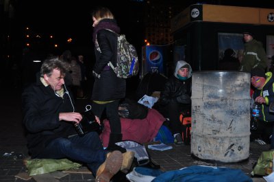 На антимайдані люди стоять за огорожею і не можуть вийти, бо їх не випускають