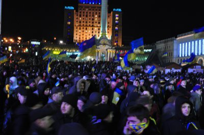 На антимайдані люди стоять за огорожею і не можуть вийти, бо їх не випускають